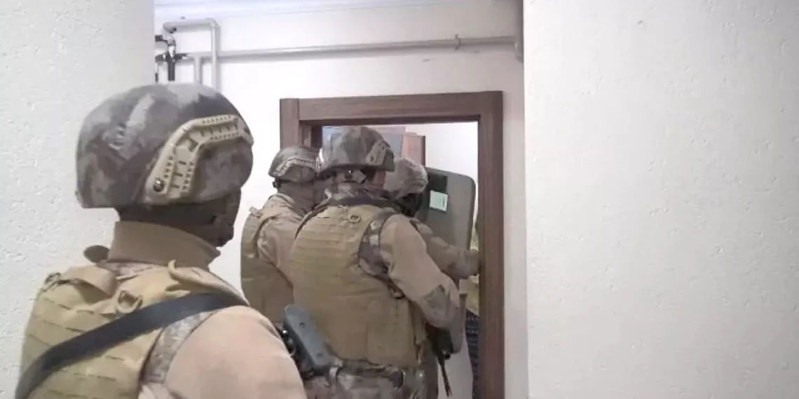 3 şehirde MLKP operasyonuİstanbul emniyeti Terörle Mücadele Şube Müdürlüğü görevlilerince, MLKP silahlı terör örgütünün açık alan gençlik yapılanması olan Sosyalist Gençlik Dernekleri Federasyonu (SGDF)’nun faaliyetlerinin tespit edilmesi için çalışma başlattı. Yapılan çalışmalarda örgütün gençlik yapılanması içerisinde olduğu belirlenen 14 kişi hakkında yakalama kararı çıkarıldı. Kararın ardından İstanbul merkez olmak üzere Bursa ve İzmir’de şüphelilere ait çok sayıda adrese operasyon düzenlendi. Operasyonda hakkında yakalama kararı bulunan 14 şüpheliden 11’i gözaltına alındı. Adreslerde yapılan aramalarda çok sayıda örgütsel doküman ve dijital materyal ele geçirildi. Şüphelilerin emniyetteki işlemleri devam ediyor.