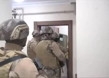 3 şehirde MLKP operasyonuİstanbul emniyeti Terörle Mücadele Şube Müdürlüğü görevlilerince, MLKP silahlı terör örgütünün açık alan gençlik yapılanması olan Sosyalist Gençlik Dernekleri Federasyonu (SGDF)’nun faaliyetlerinin tespit edilmesi için çalışma başlattı. Yapılan çalışmalarda örgütün gençlik yapılanması içerisinde olduğu belirlenen 14 kişi hakkında yakalama kararı çıkarıldı. Kararın ardından İstanbul merkez olmak üzere Bursa ve İzmir’de şüphelilere ait çok sayıda adrese operasyon düzenlendi. Operasyonda hakkında yakalama kararı bulunan 14 şüpheliden 11’i gözaltına alındı. Adreslerde yapılan aramalarda çok sayıda örgütsel doküman ve dijital materyal ele geçirildi. Şüphelilerin emniyetteki işlemleri devam ediyor.