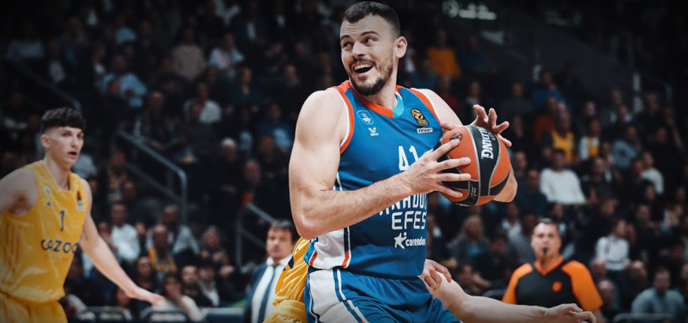 Anadolu Efes evinde farklı kazandı