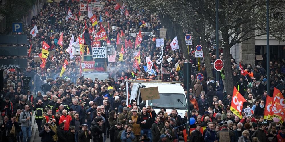 Fransa’da emeklilik reformu protestoları devam ediyor, Macron’un popülaritesi düşüyor