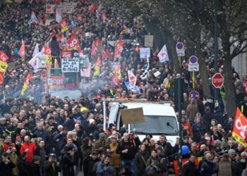 Fransa’da emeklilik reformu protestoları devam ediyor, Macron’un popülaritesi düşüyor