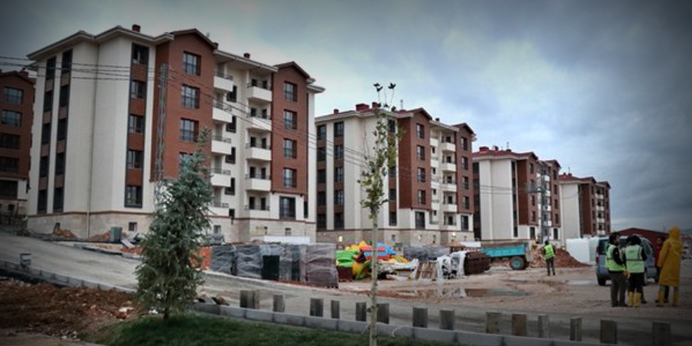 Deprem sonrası yeniden inşa süreci hızla devam ediyor