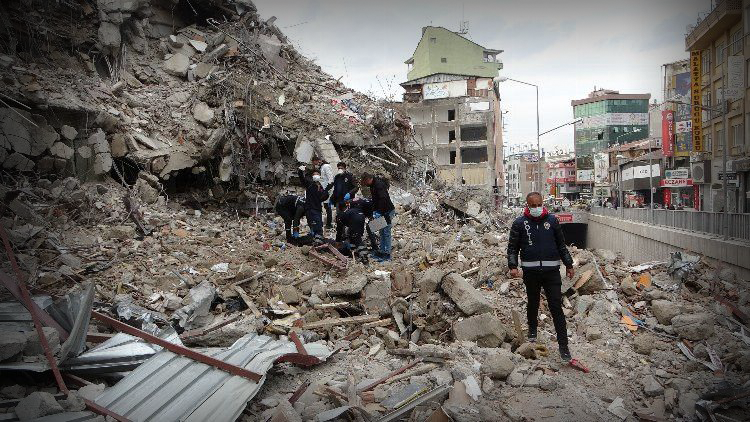 Depremden 55 gün sonra enkaz altında ceset çıktı