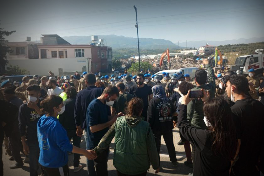 Yaşam alanlarına moloz dökülen depremzedelerden protesto