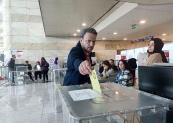 Yurt dışı seçmen kütüğüne bağlı vatandaşların oy verme işlemi devam ediyor