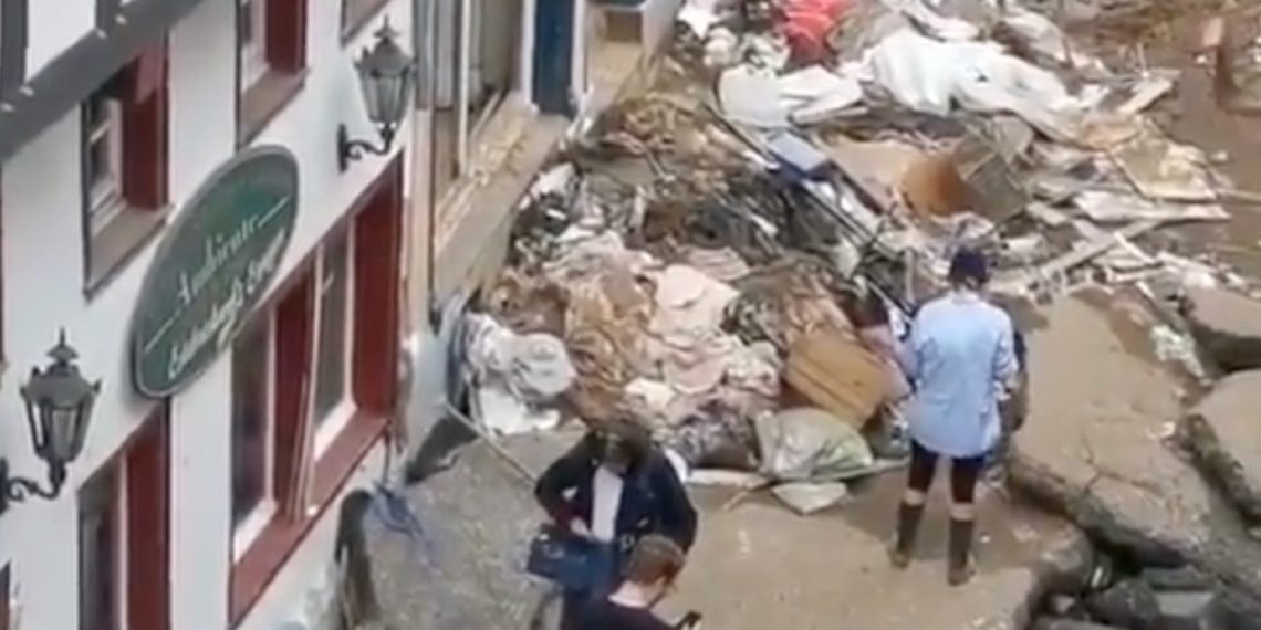 Almanya’da sel felaketinde üzerine çamur süren muhabir özür diledi: Pak kıyafetlerle olmaktan utanmıştım