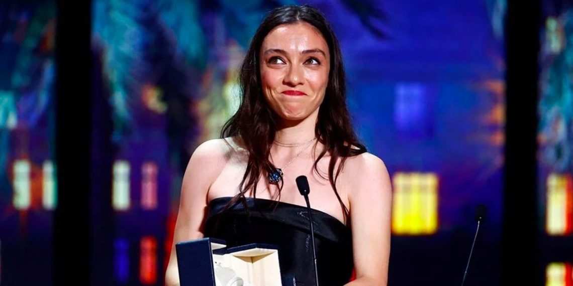 En Düzgün Bayan Oyuncu Mükafatı Merve Dizdar’ın