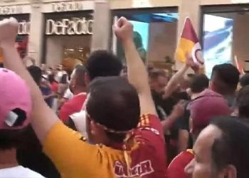 Galatasaray taraftarları Taksim’de bu türlü bağırdı: Ülkede mülteci istemiyoruz