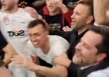 Galatasaraylı futbolcular daima bir ağızdan “Aşkın olayım” müziğini söyledi