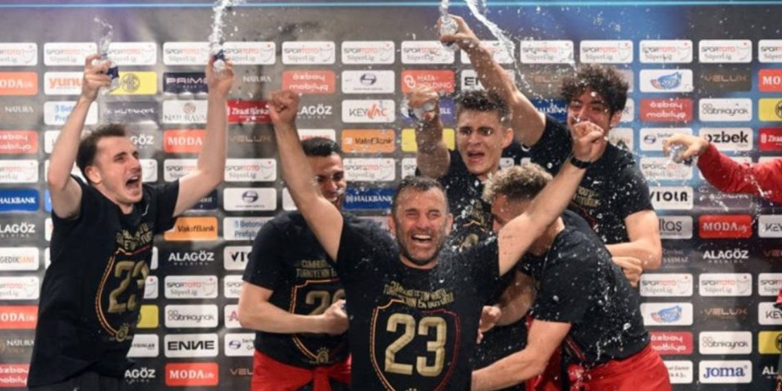 Galatasaraylı futbolculardan basın toplantısına sulu baskın