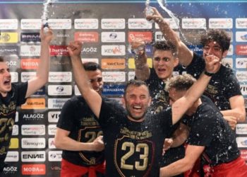 Galatasaraylı futbolculardan basın toplantısına sulu baskın