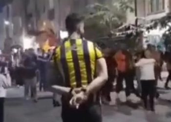 Galatasaraylı taraftarların önüne Fenerbahçe formasıyla çıktı, sonrasında…