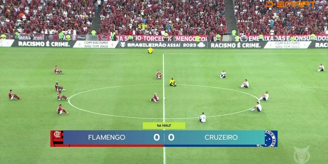 Irkçılığa karşı oturma hareketine hakemler de katıldı