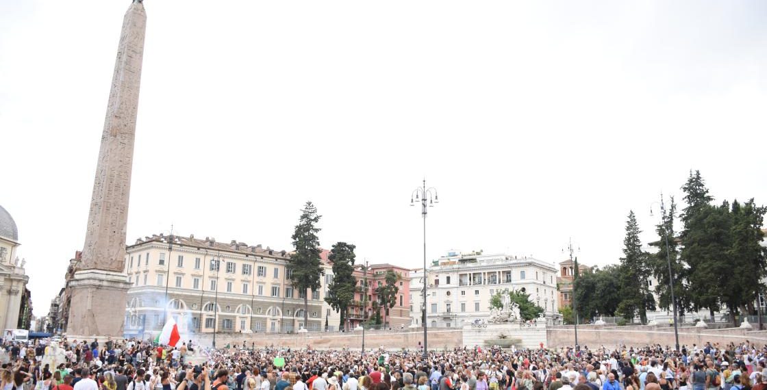 İtalya’da Covid-19 için çıkarılacak ‘Yeşil Geçiş’ evrakı protesto edildi