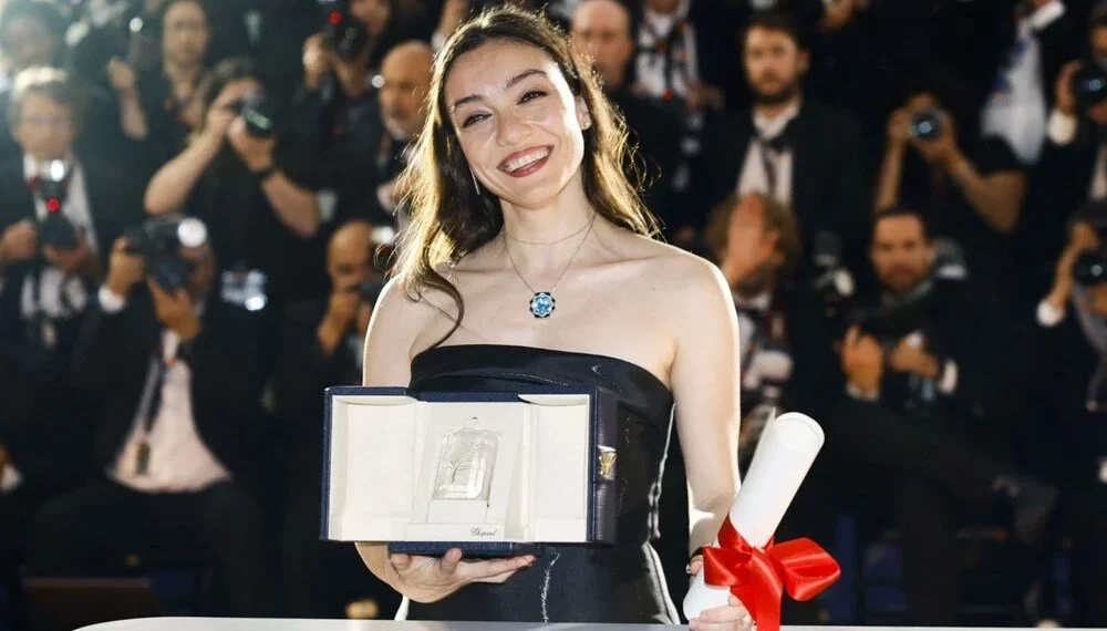 Merve Dizdar: Umut Etmekten Vazgeçmeyen Tüm Kız Kardeşlerime…