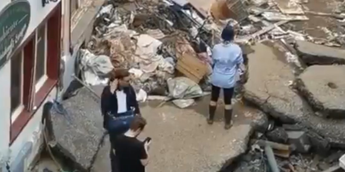 Paklık yapmış üzere görünmek için üzerine çamur sürdü: Alman gazeteci imgeler ortaya çıkınca işten kovuldu