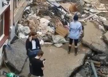 Paklık yapmış üzere görünmek için üzerine çamur sürdü: Alman gazeteci imgeler ortaya çıkınca işten kovuldu