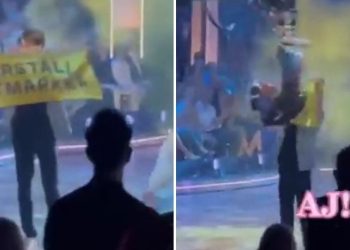 Sahneye çıkan aktivisti kamera ile bu türlü düşürdü