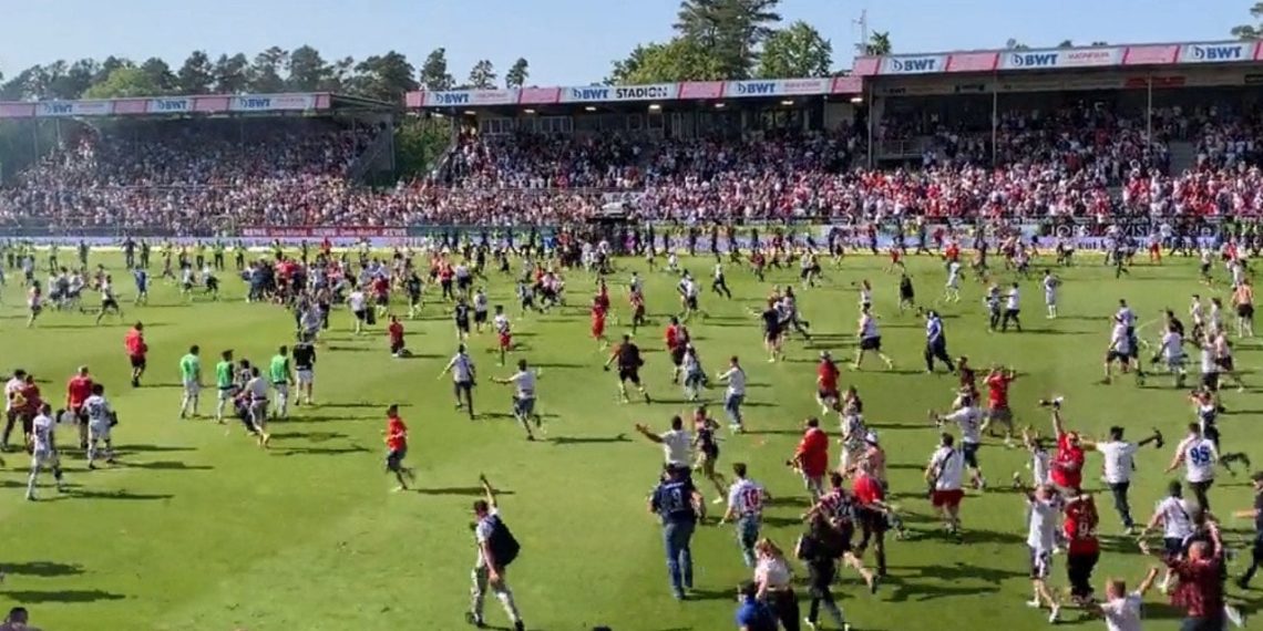 Şampiyon olduklarını sanıp alana inen taraftarı son dakika golü yıktı