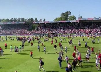 Yanlış anons vakası! Taraftarlar alana akın etti, 90+9’da gelen haber dünyayı başlarına yıktı