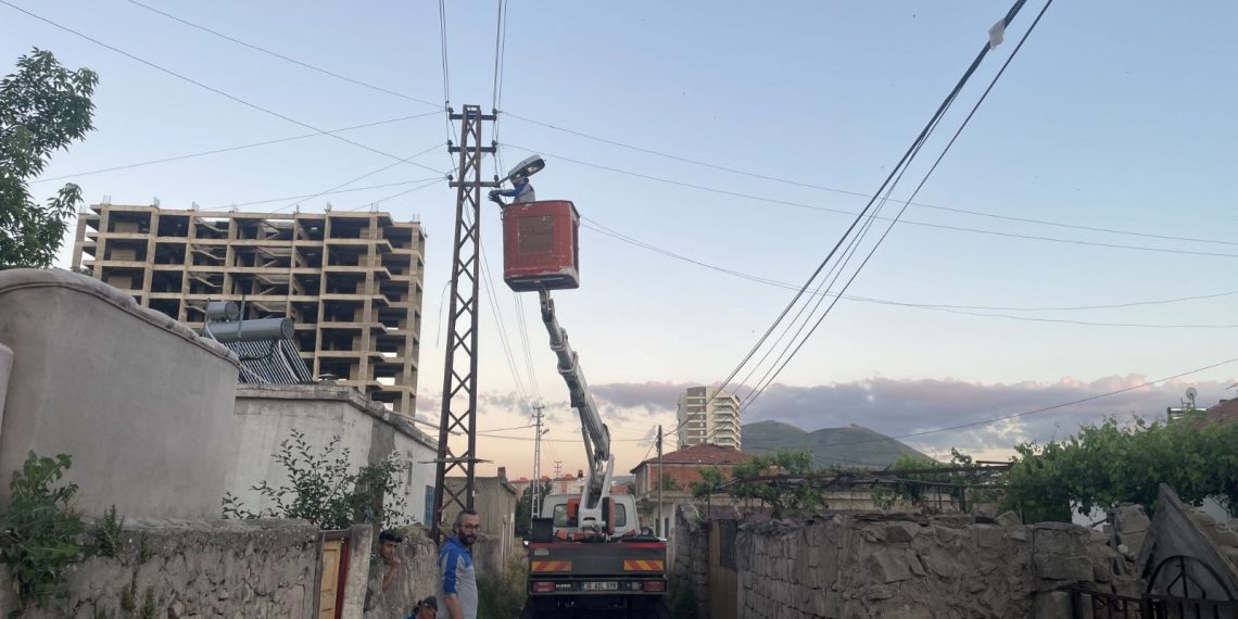 11 yaşındaki çocuk elektrik akımına kapıldı