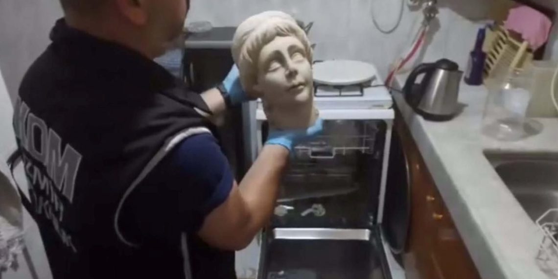 2 bin yıllık heykel bulaşık makinesinden çıktı
