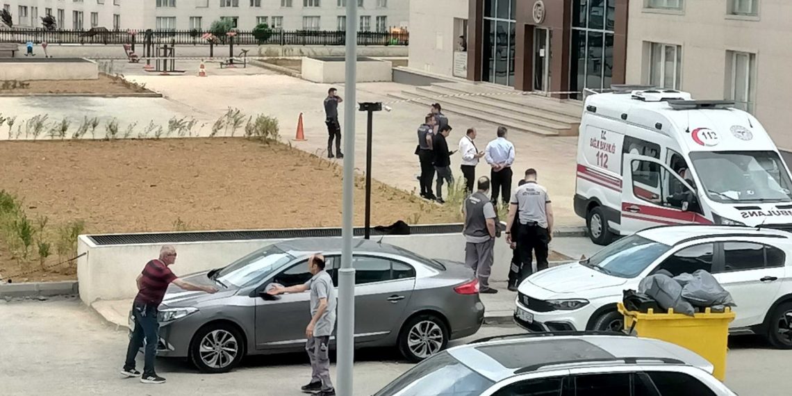 23. kattan atladı, komşusunun üzerine düştü