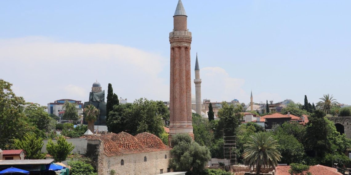35 santimetre yan yatan Yivli Minare’nin zelzelede yıkılma tehlikesi