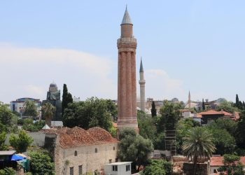 35 santimetre yan yatan Yivli Minare’nin zelzelede yıkılma tehlikesi