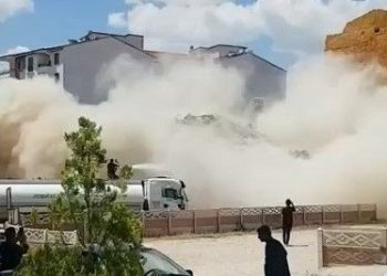 5 katlı bina korna sesiyle yıkıldı