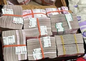 5 vilayette kara para aklayanlara operasyon: Altın kaplama silah, çantalar dolusu para ele geçirildi