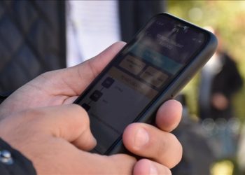 AB akıllı telefonları daha sağlam ve pillerini daha uzun ömürlü hale getiriyor