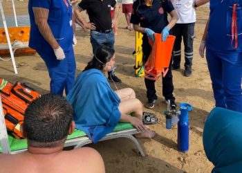 Alanya’da iki tatilci boğulma tehlikesi atlattı