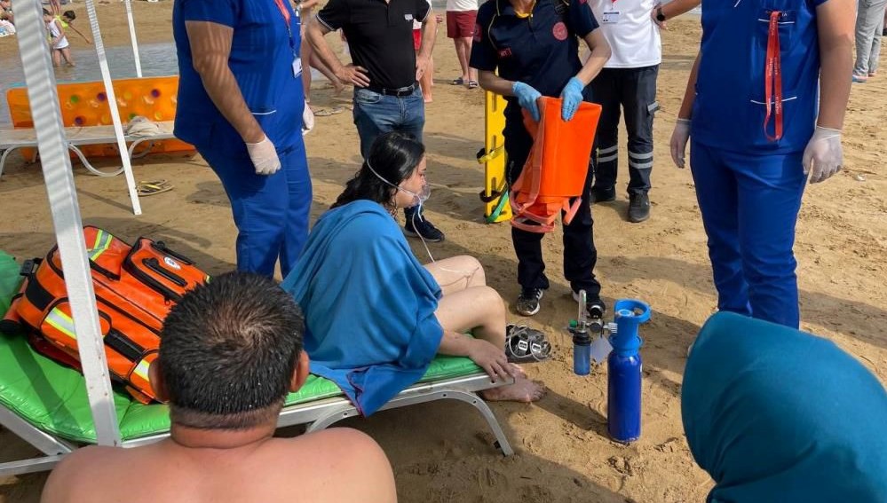 Alanya’da iki tatilci boğulma tehlikesi atlattı