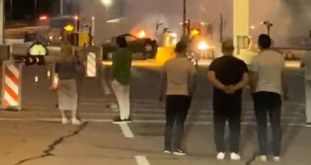 Alkollü şoför arabasıyla TEM gişelerine daldı