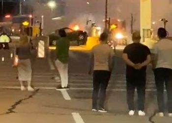 Alkollü şoför arabasıyla TEM gişelerine daldı