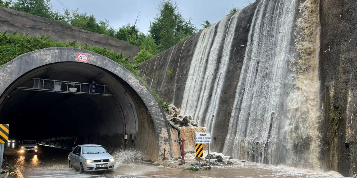Amasra Tünel’inde şelale oluştu