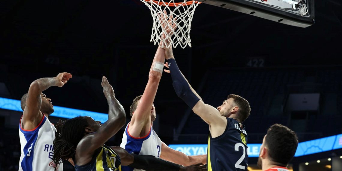Anadolu Efes, Fenerbahçe Beko’yu yenip seride öne geçti