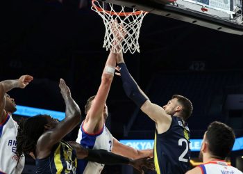 Anadolu Efes, Fenerbahçe Beko’yu yenip seride öne geçti