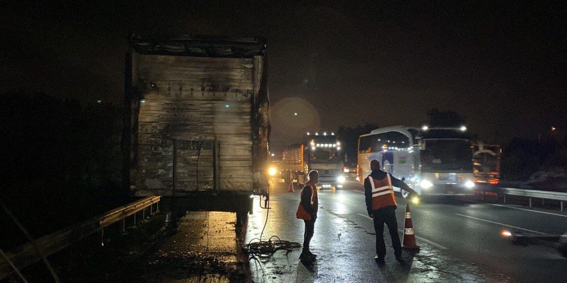 Anadolu Otoyolu’nda yanan tır ulaşımı aksattı