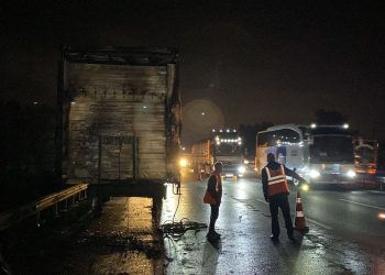 Anadolu Otoyolu’nda yanan tır ulaşımı aksattı