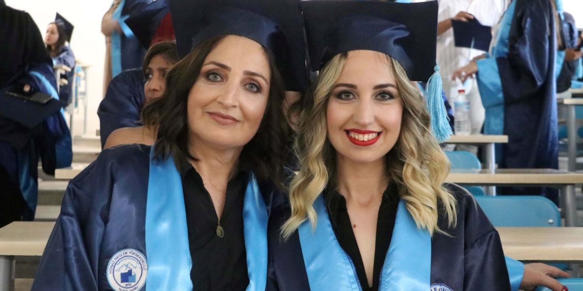 Anne ile kızı sınıfta sıra arkadaşı olup, birlikte mezun oldu