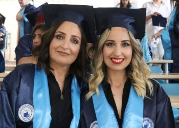 Anne ile kızı sınıfta sıra arkadaşı olup, birlikte mezun oldu