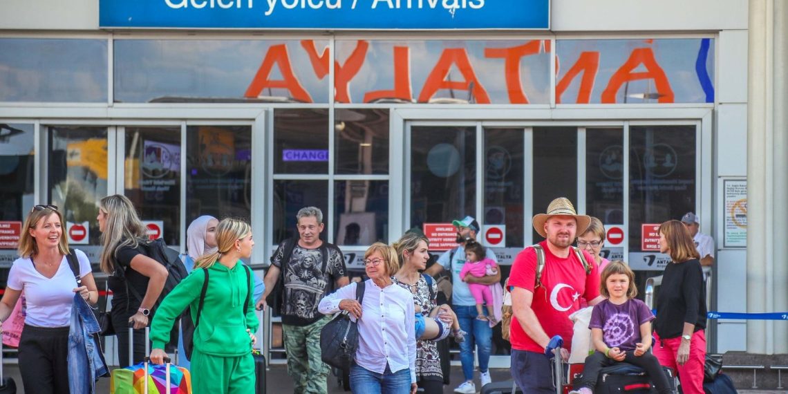 Antalya’ya hava yoluyla gelen turist sayısı 5 milyonu aştı