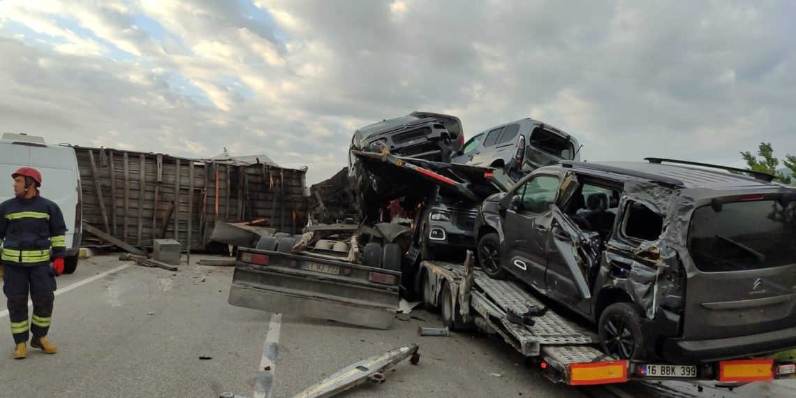 Araba araç yüklü TIR’a çarptı, yol kapandı