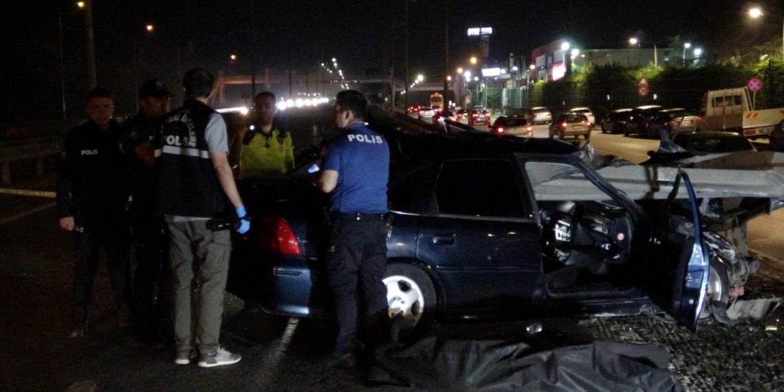 Araba bariyere ok üzere saplandı: 1 meyyit, 1 ağır yaralı