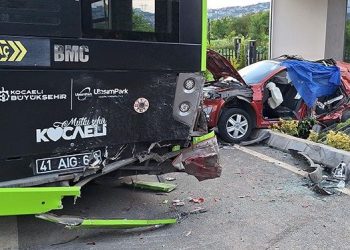 Araba, belediye otobüsüne çarptı: Tıpkı aileden 3 kişi öldü, 3 yaralı