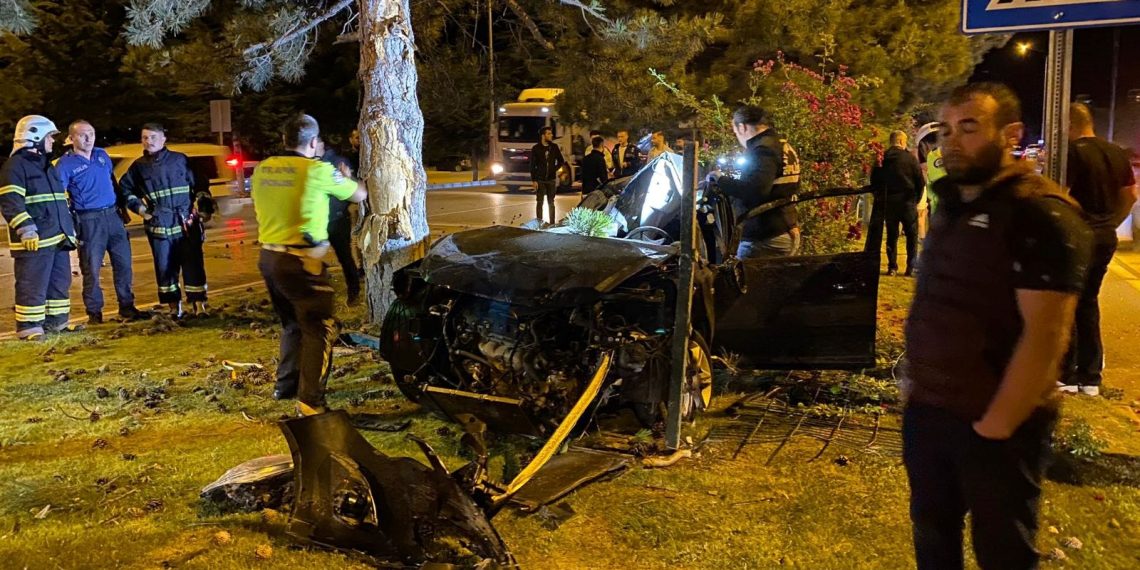 Araba refüjdeki ağaca çarptı: Astsubay öldü, eşi ağır yaralı