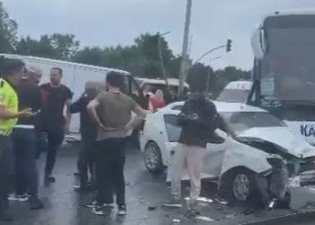 Arnavutköy’de yolcu otobüsü zıt istikamete girerek araçlara çarptı