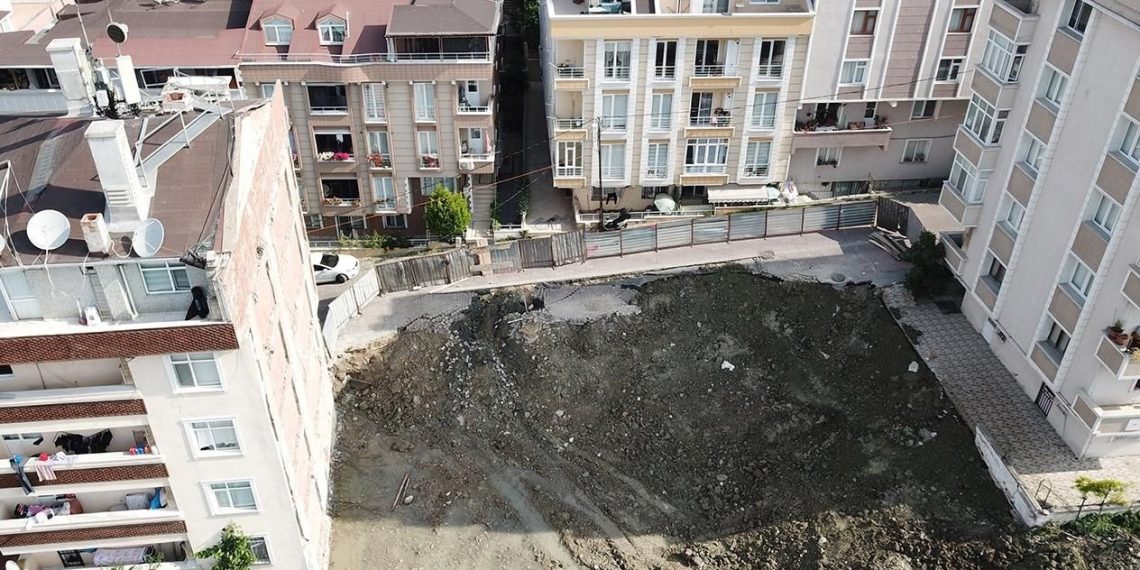 Avcılar’da yol çöktü: 6 katlı bina önlem emelli boşaltıldı